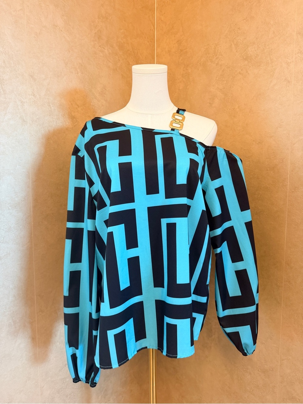 SHEIN One-Shoulder Geometric Print Top in Turquoise and Black with Gold Buckle